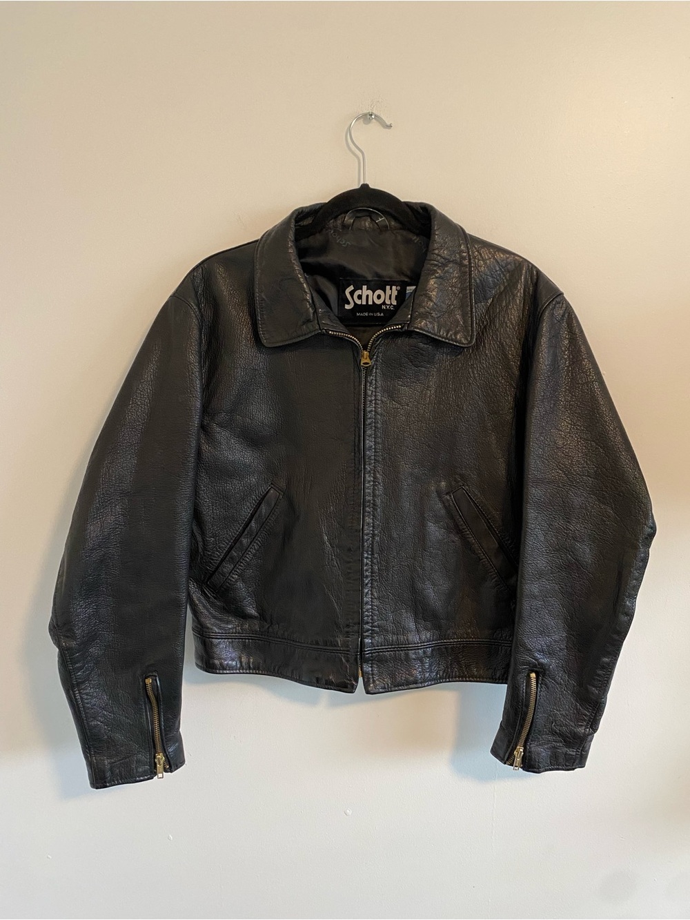 Schott NYC Leather Jacket Medium USA Made Sz XL (Like Sz M) Women’s
(Sep A-2)